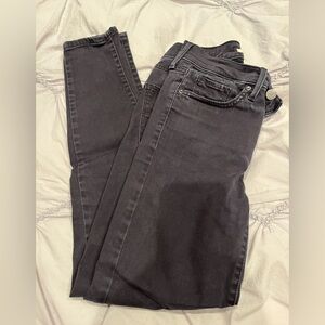 Levi’s Black Skinny
Size 24